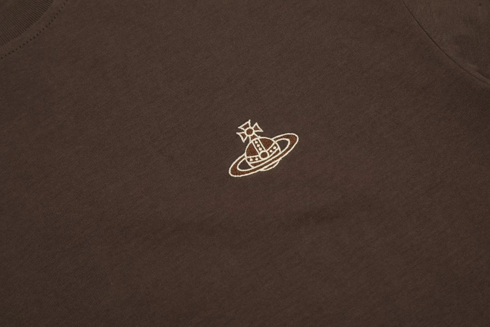 vivienne west wood Queen Mother West Jingdong Maillard color matching small label embroidered short-sleeved color matching high-end niche fashionable must-have matching style 2024 top hot style No need to say more details directly open the full range of correct accessories every detail is completely restored and directly filled up Size: XS-L Color: coffee apricot